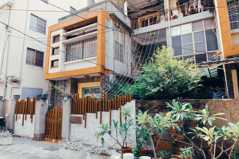 With Inn Hostel Kaohsiung Bagian luar foto