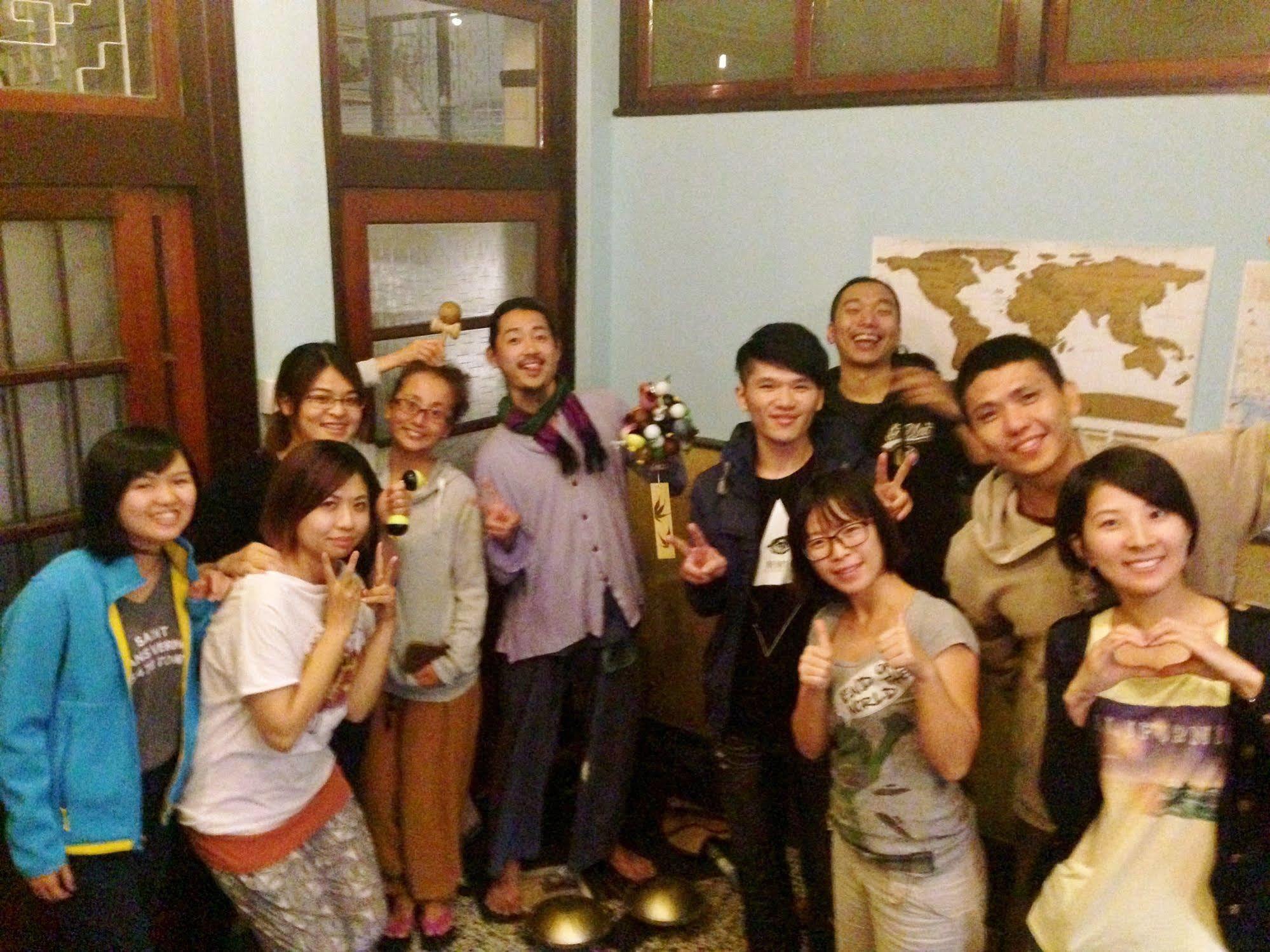 With Inn Hostel Kaohsiung Bagian luar foto