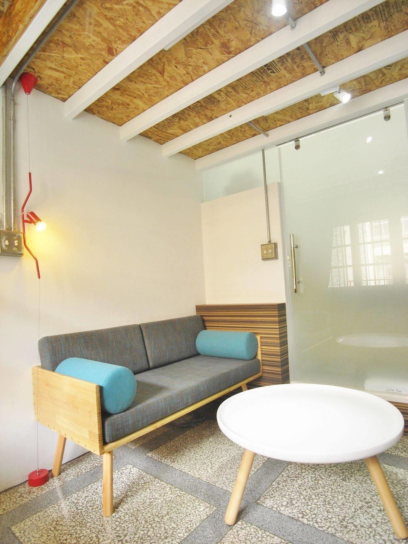 With Inn Hostel Kaohsiung Bagian luar foto