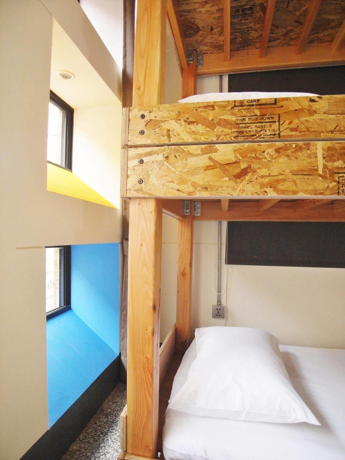 With Inn Hostel Kaohsiung Bagian luar foto