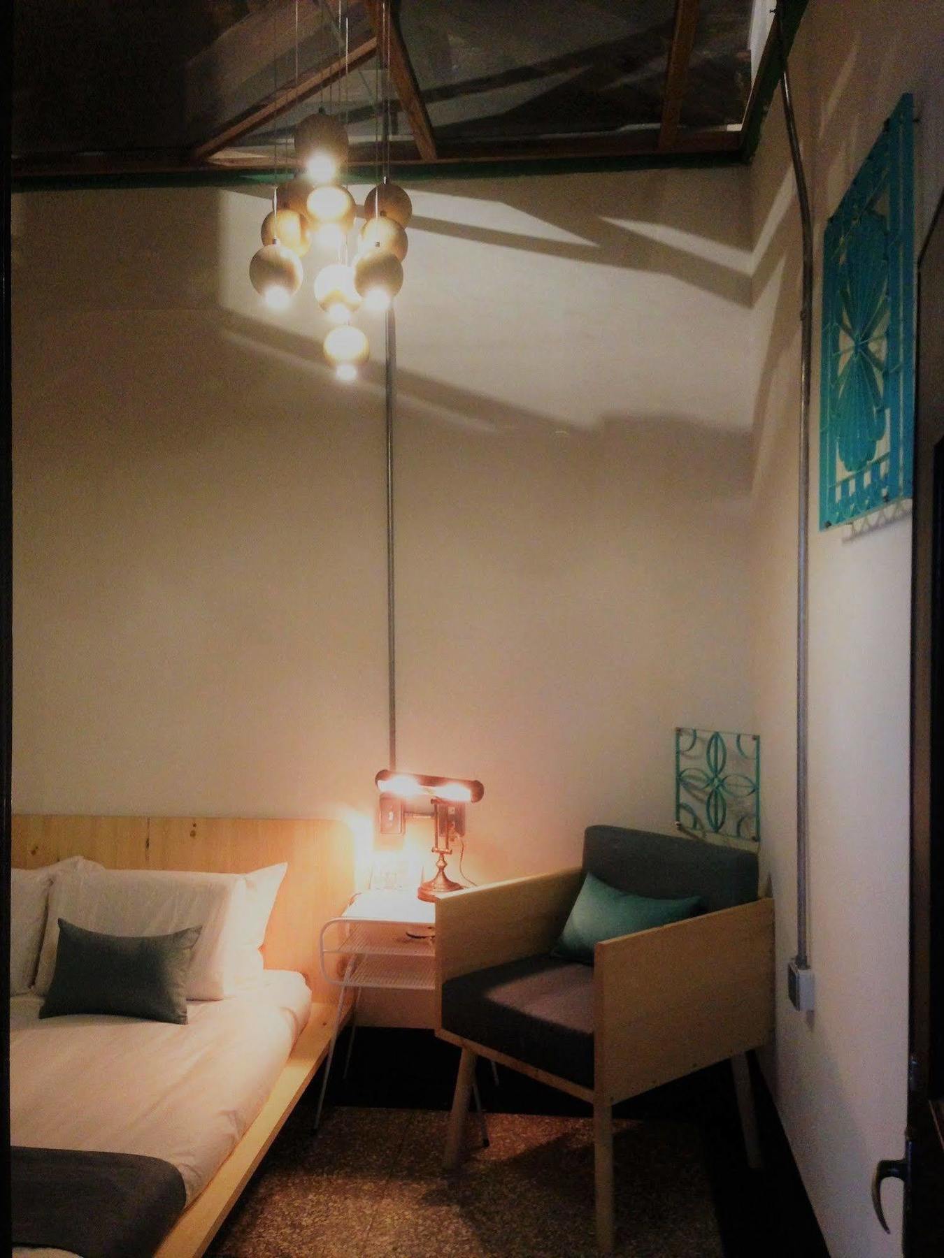 With Inn Hostel Kaohsiung Bagian luar foto