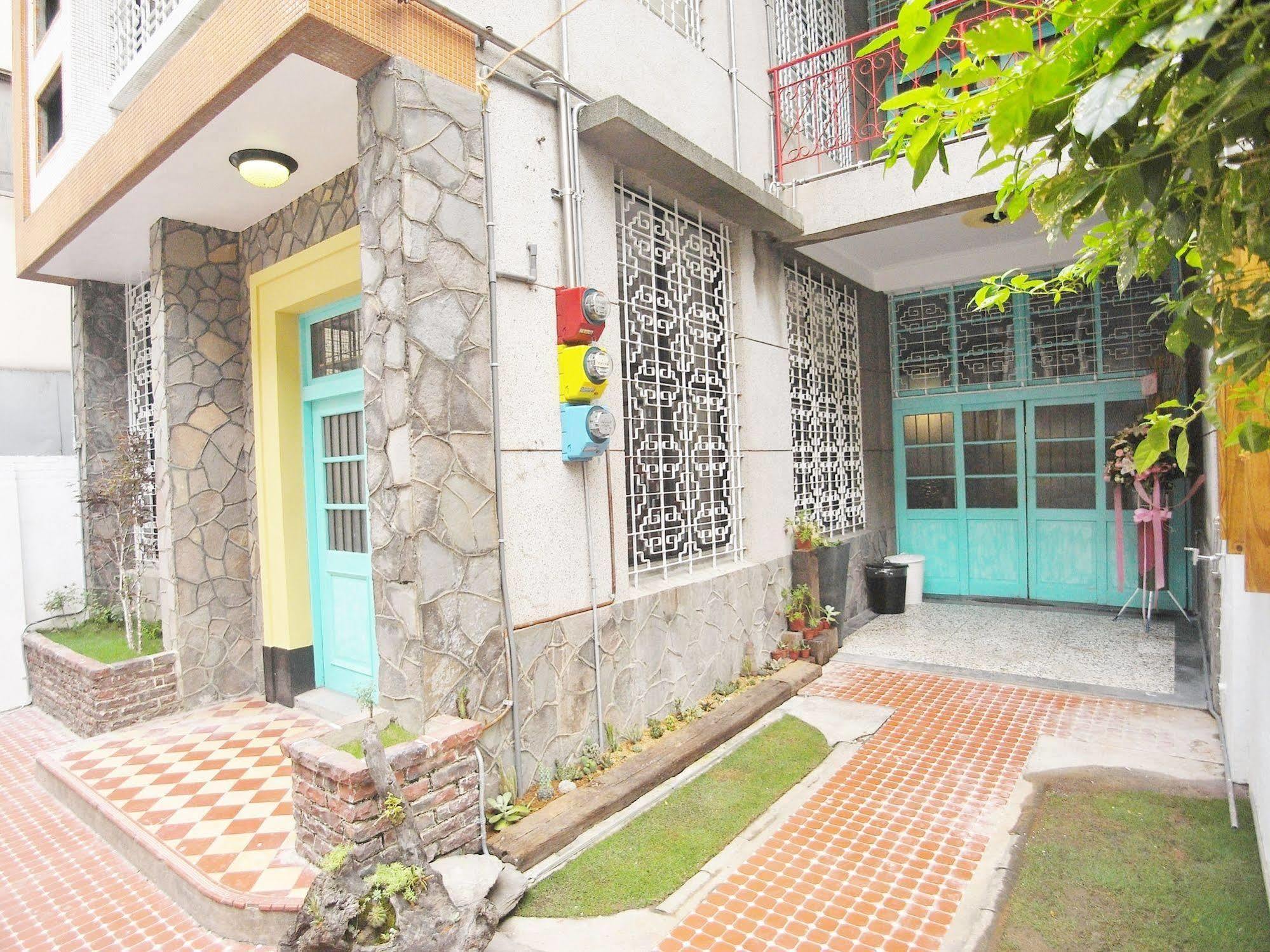 With Inn Hostel Kaohsiung Bagian luar foto