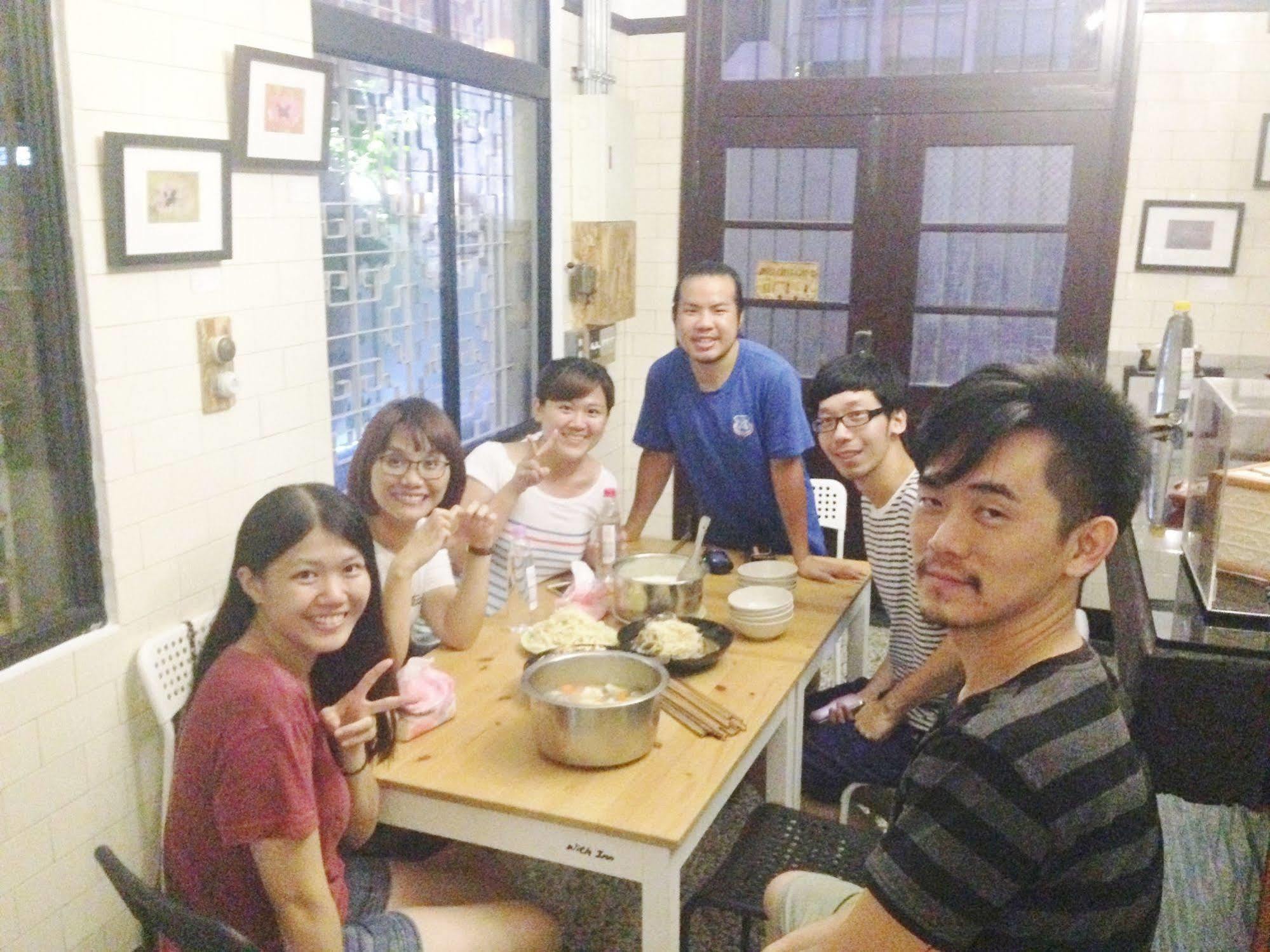 With Inn Hostel Kaohsiung Bagian luar foto